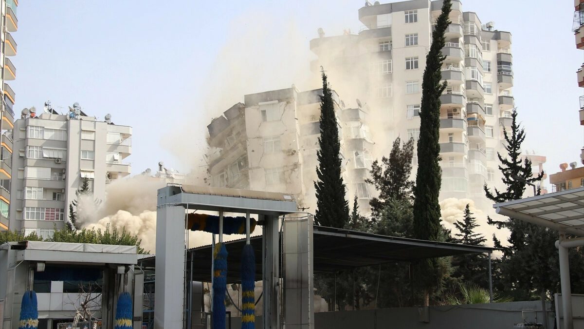 Adana’da deprem nedeniyle acil yıkılacak binalarda yıkım sürüyor