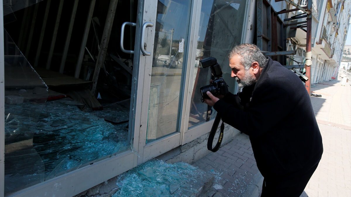 Adıyaman’ın faaliyette olan tek fotoğrafçısı depremzedeler için işinin başında