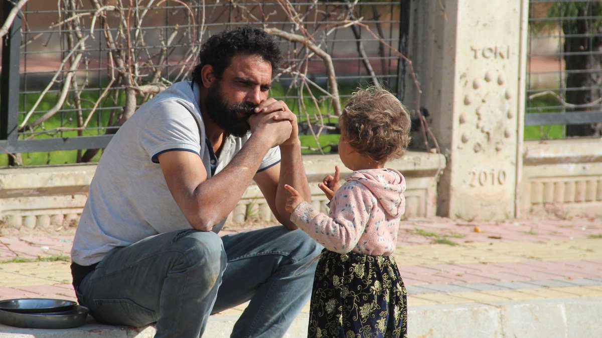 Antalya’da yanan evini gözyaşları içinde izledi