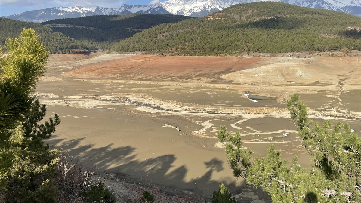 Bursa’nın içme suyu kaynaklarından biri olan Nilüfer Barajı kurudu
