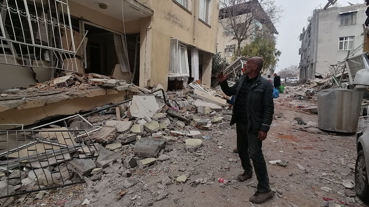 Hatay’da yerle bir olan mahalleyi gezen muhtar: Evlerini korumam lazım