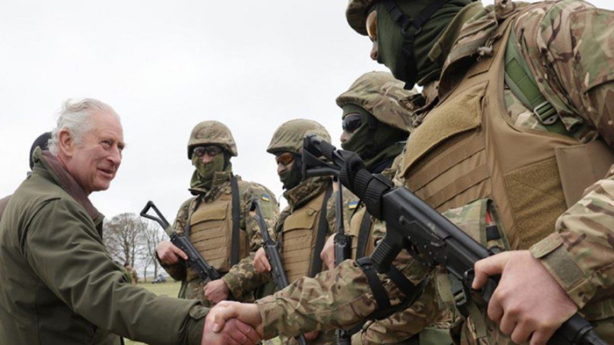 İngiltere Kralı Charles’tan, ülkesinde eğitim gören Ukraynalı askerlere ziyaret