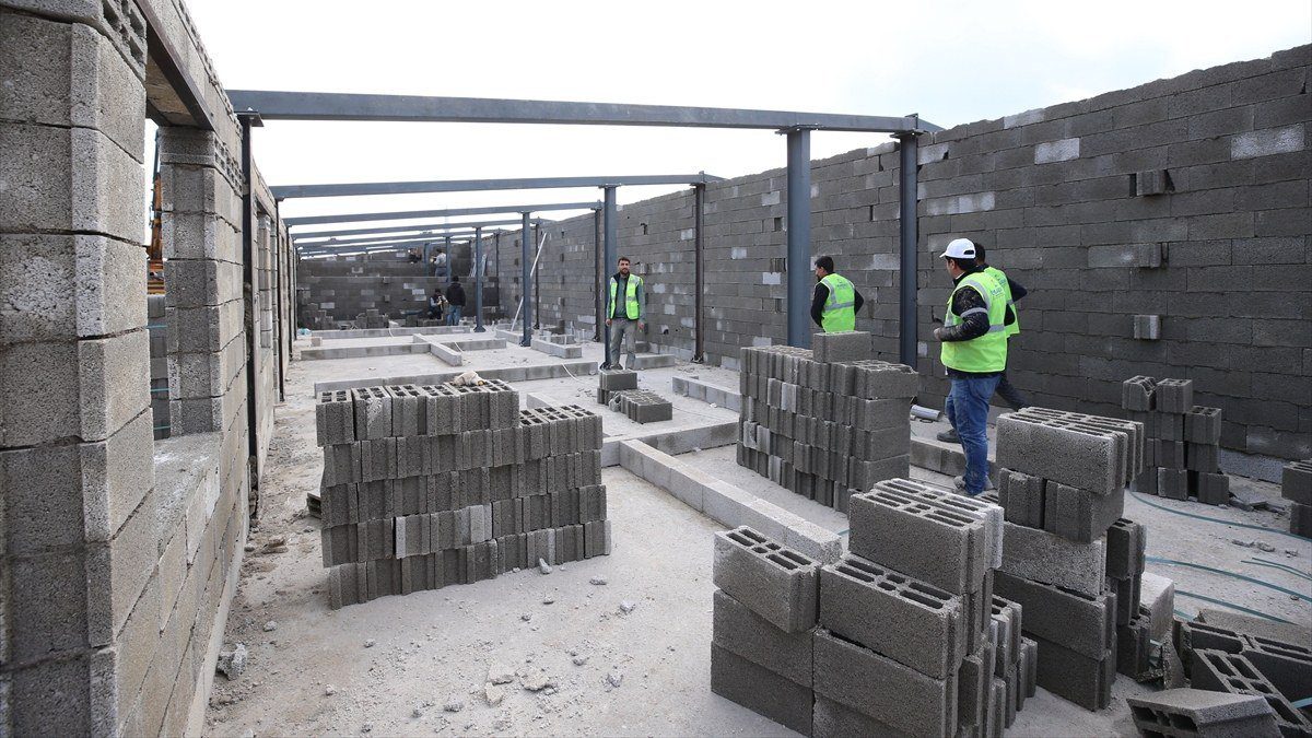 İslahiye’de geçici barınma alanlarının inşası devam ediyor