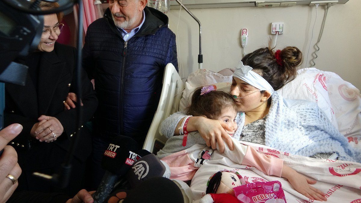 Isparta’da depremzede anneyle kızının duygusal buluşması