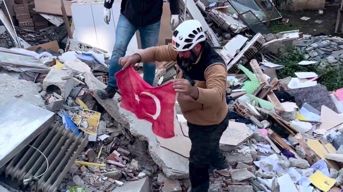 Kahramanmaraş’ta enkaza sıkışan Türk bayrağı hassasiyetle çıkarıldı