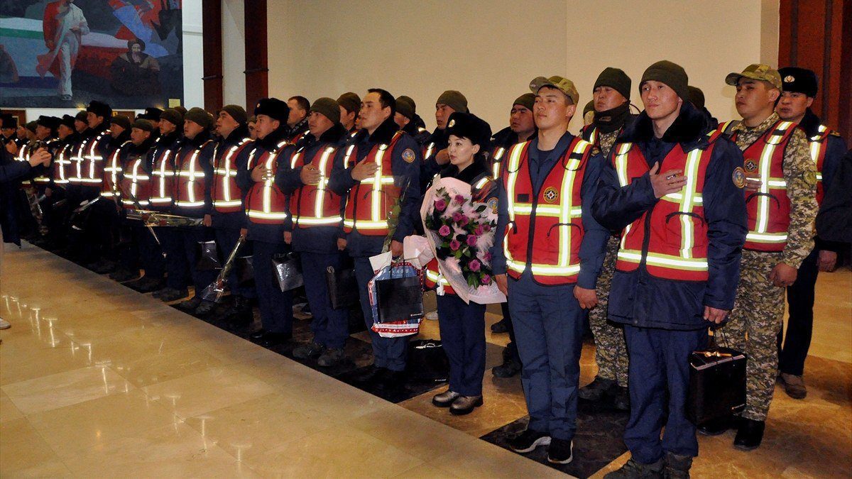 Kırgızistan kurtarma ekibi, Bişkek’te törenle karşılandı