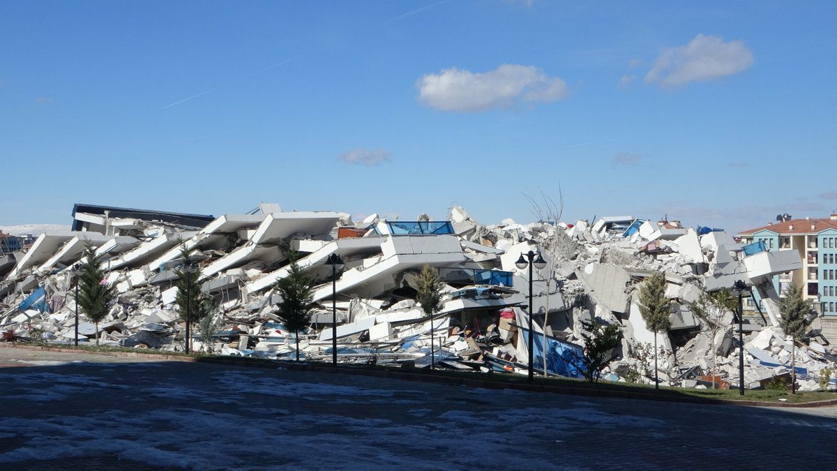 Malatya’da vatandaşlar isyan etti! Milyonluk daireleri yıkıldı