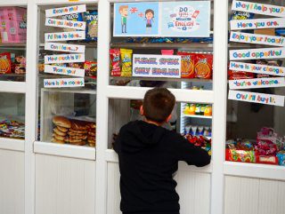 Öğrencilerine İngilizce pratiği için kantinci oldu