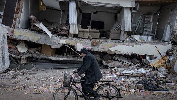 Sanatçı ve koleksiyonerlerden depremzedeler için müzayede