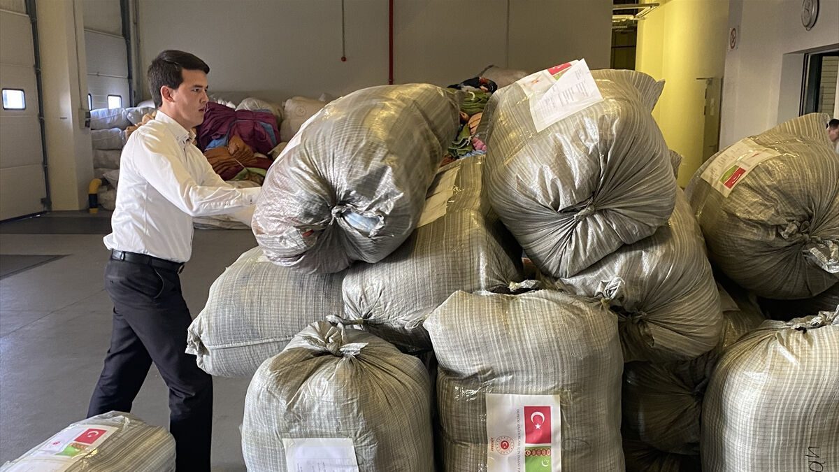 Türkmenistan, deprem bölgesine 1100 battaniye ile 89 yatak gönderdi