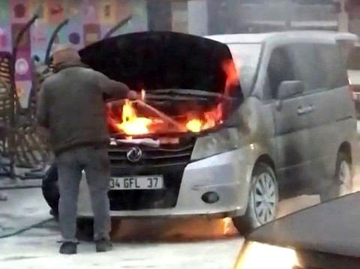 Akaryakıt istasyonunda araç alev aldı, facianın eşiğinden dönüldü