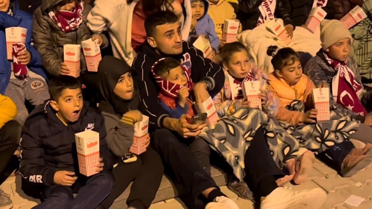 CZN Burak, deprem bölgesinde yüzleri güldürmeye devam ediyor