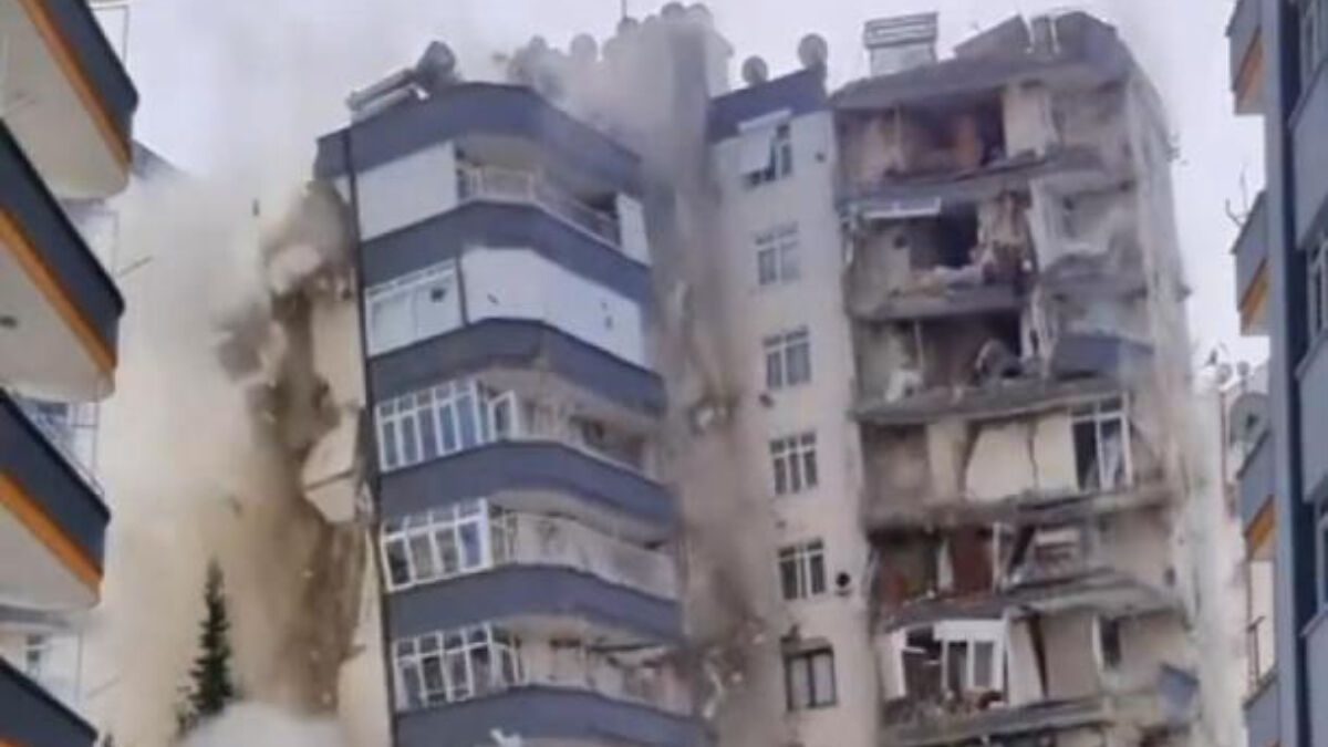 Deprem şehri enkaza çevirmişti! Adana’da sarsıntı nedeniyle ağır hasar alan binanın yıkılışı kamerada