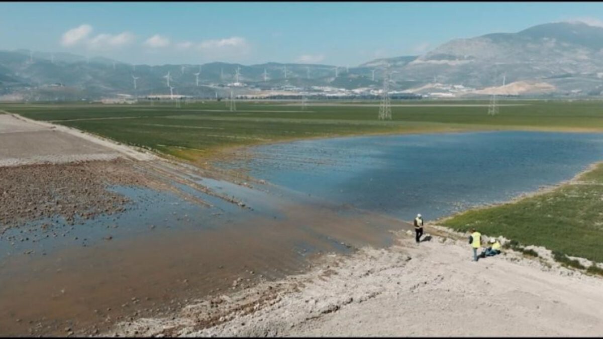 Hatay’da depremin ardından bataklık göl oluştu