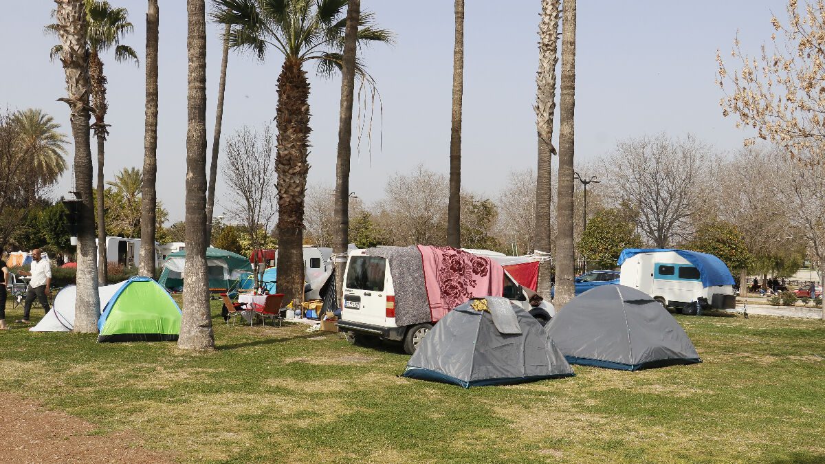 Kahramanmaraş merkezli depremlerden etkilenen Adanalılar korktukları için evlerine giremiyor