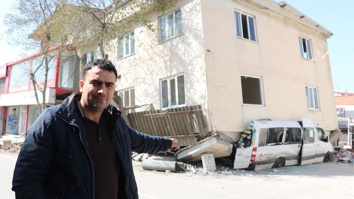 Kahramanmaraş’ta binanın yıkılışını servis minibüsü engelledi