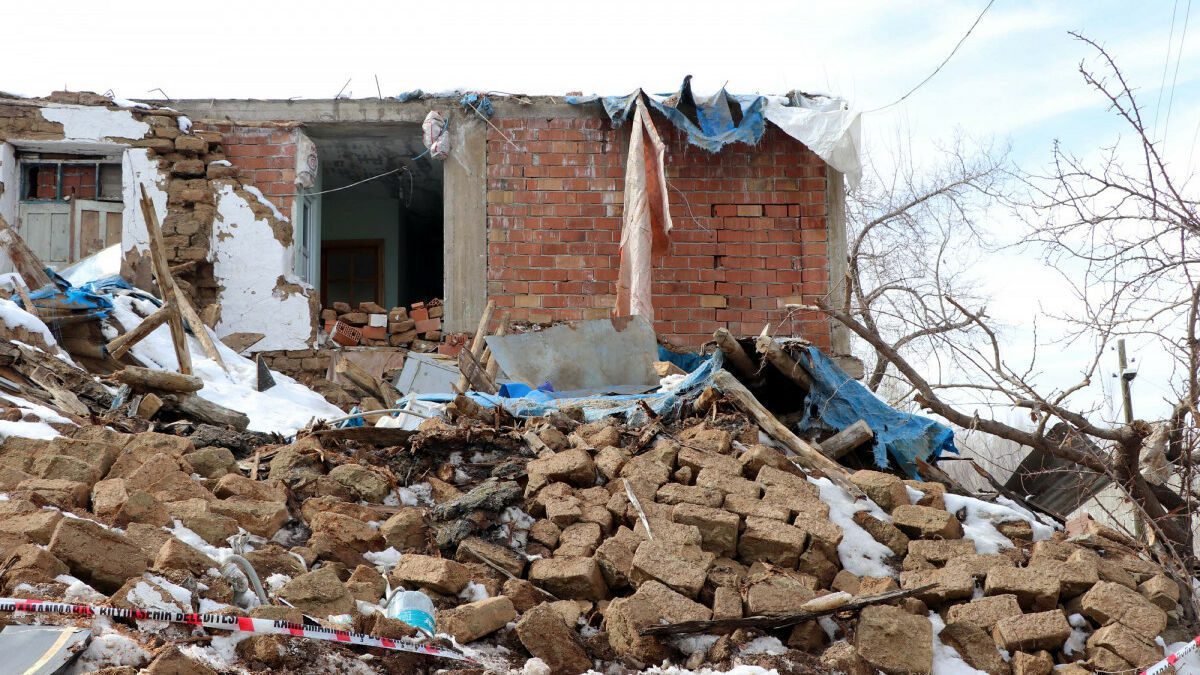 Kahramanmaraş’ta yıkılan evin enkazından çıkıp eşini kurtardı