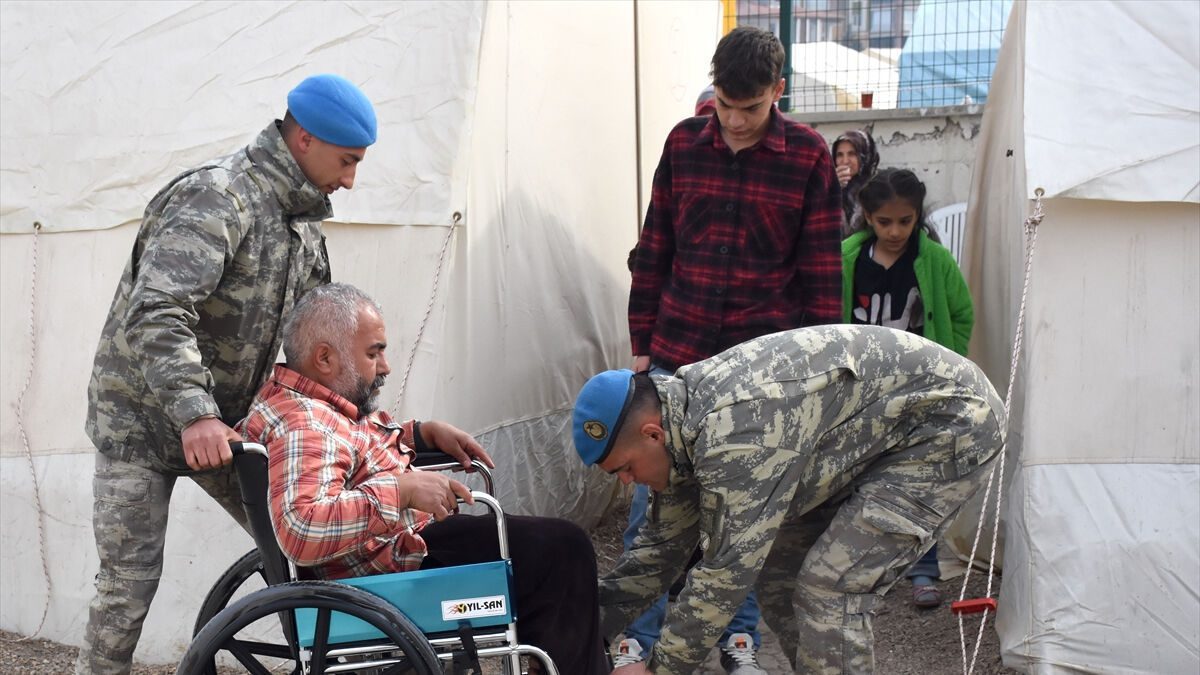 Mehmetçik engelli vatandaşa tekerlekli sandalye ulaştırdı