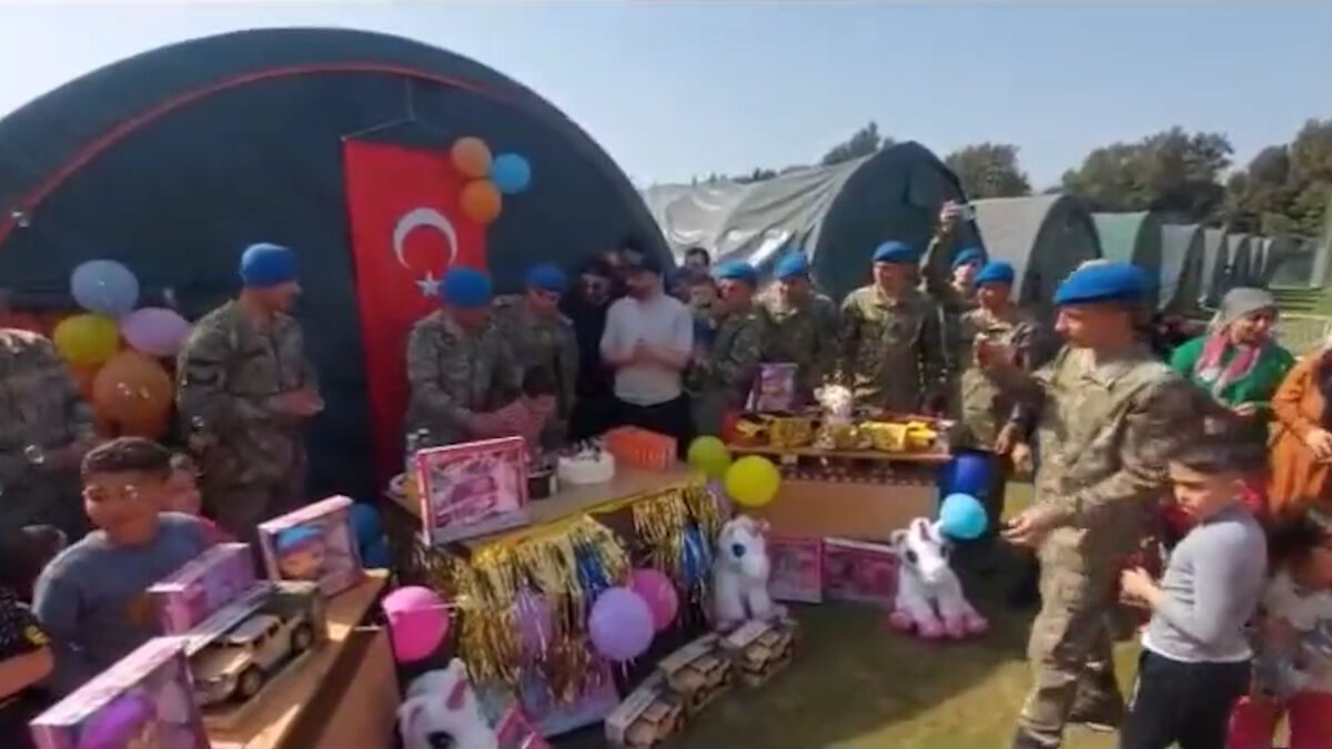 Mehmetçik’ten depremzede 9 yaşındaki Emir’e sürpriz doğum günü kutlaması