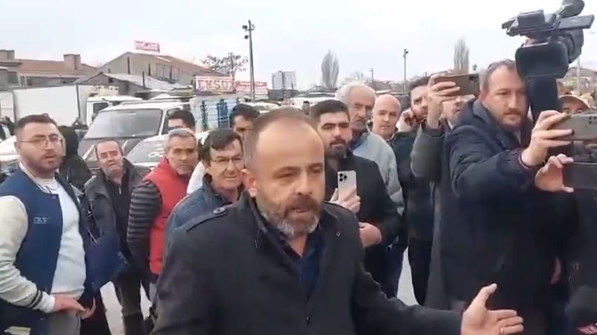 Saadet Partisi Genel Merkezi önünde Meral Akşener’e tepki gösterildi