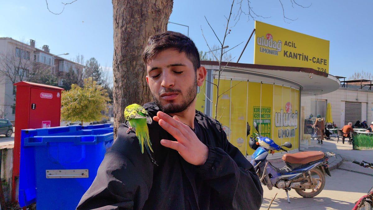 Bursa’da bu kantin bir başka… Servisi muhabbet kuşuyla yapıyor