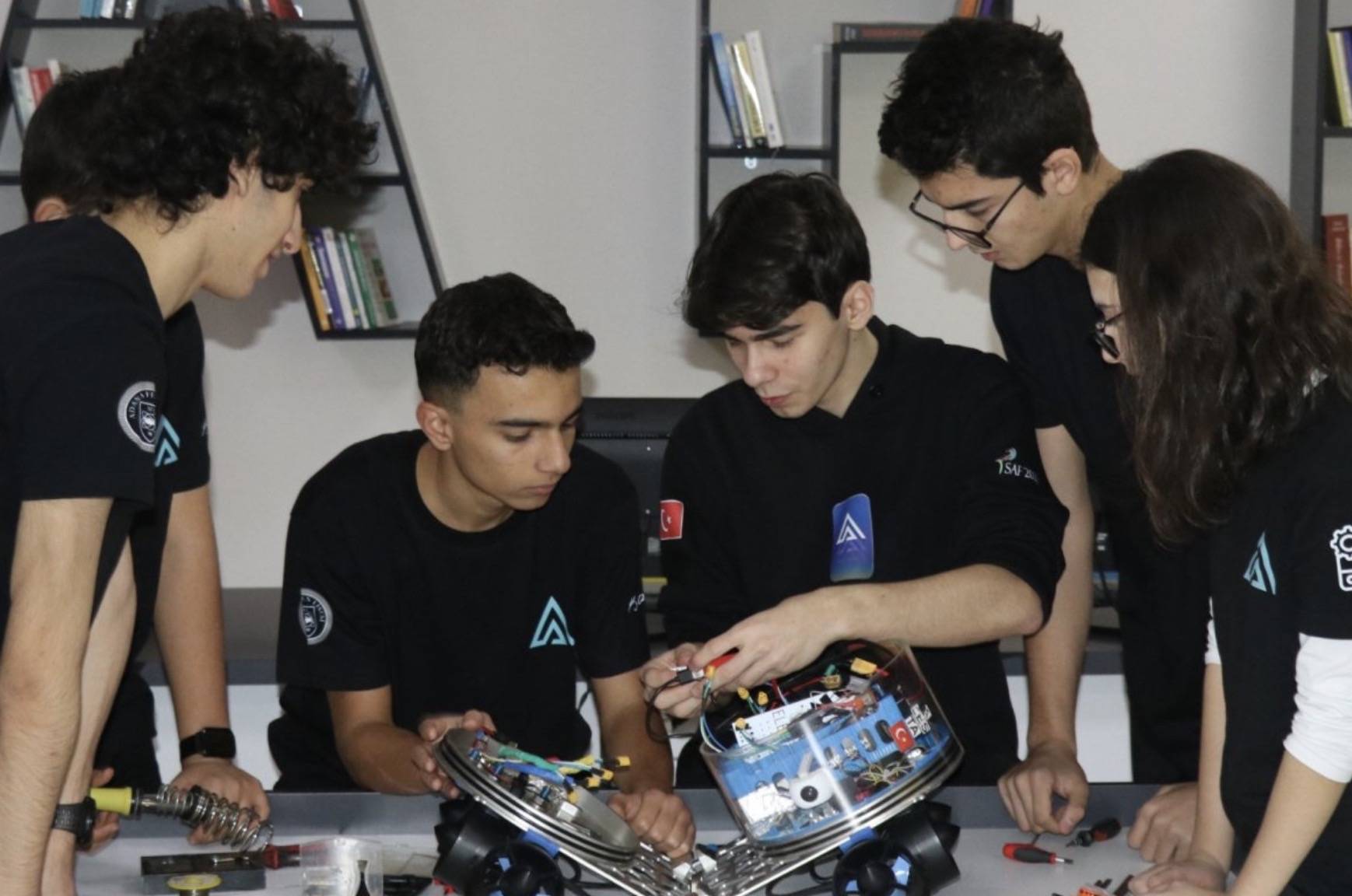 Liseli Gençler Otonom Su Altı Aracı Geliştirdi