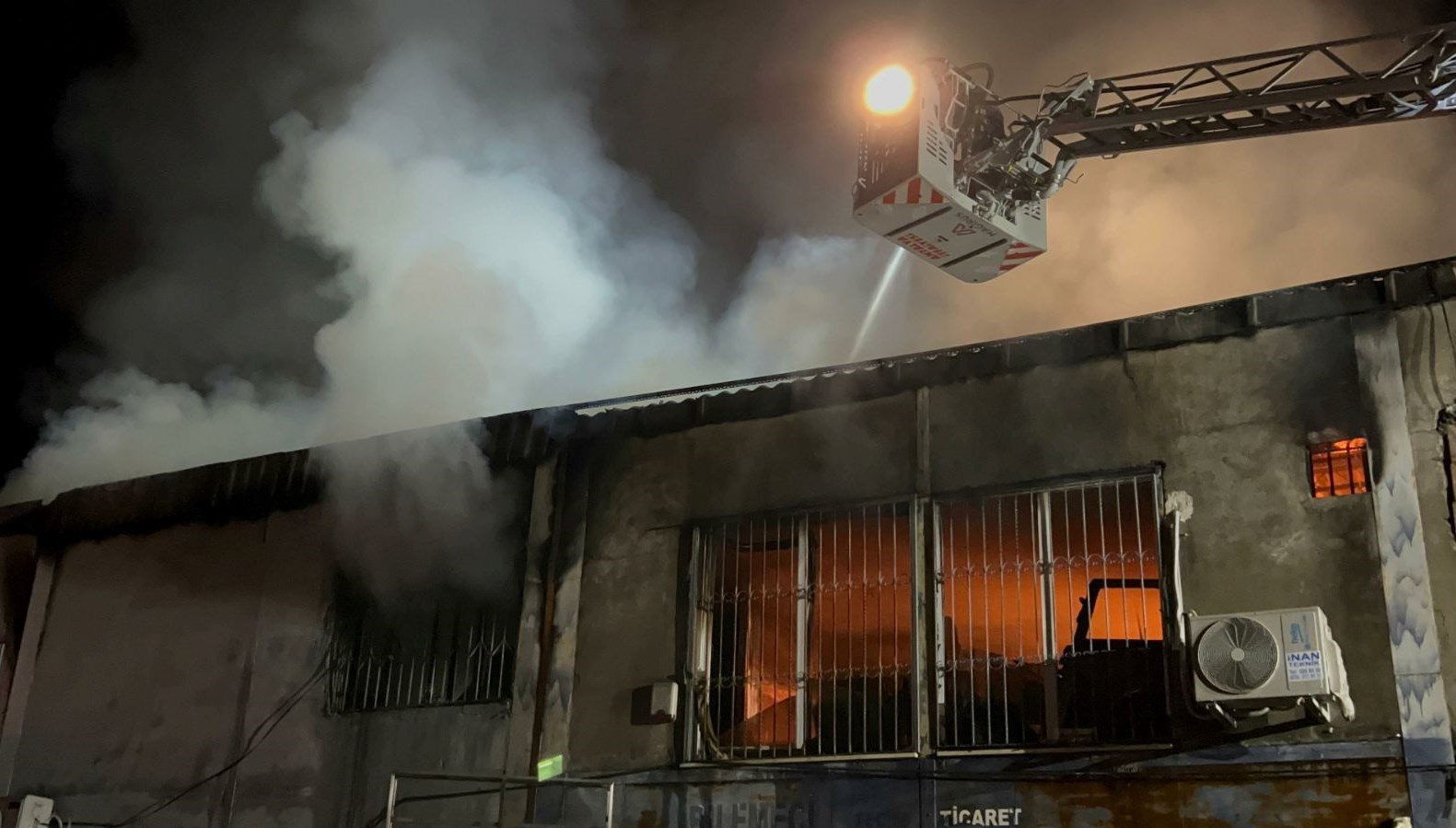 Antalya’da, sanayi sitesinde yangın: 3 iş yeri ve 3 otomobil kül oldu