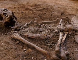 Bodrumunu yenilemek istedi, tarihe ışık tuttu:  Fransa’da Orta Çağ’dan kalma lahitler bulundu