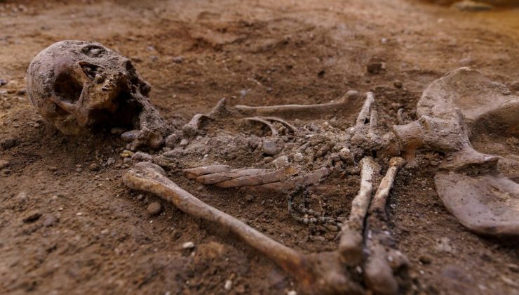 Bodrumunu yenilemek istedi, tarihe ışık tuttu:  Fransa’da Orta Çağ’dan kalma lahitler bulundu