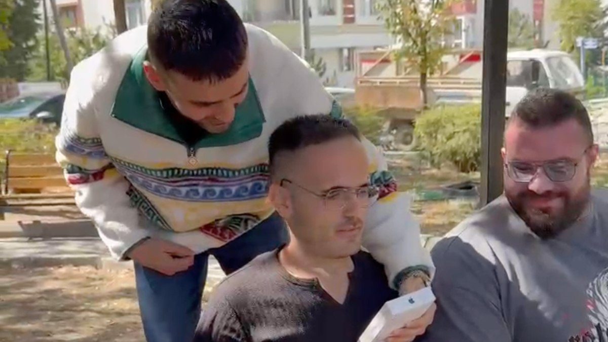 CZN Burak’ın Mustafa Sözen’e iPhone 16 sürprizi