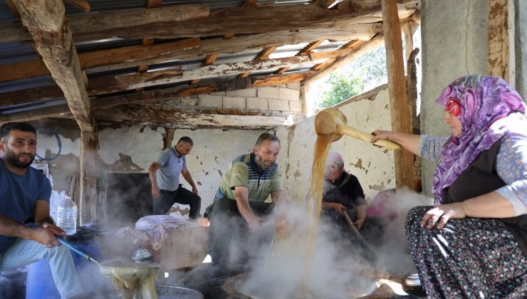 Dut yaprakları kaşık, su kabakları kepçe olarak kullanılıyor! Meşe külüyle harmanlayıp 2 gün 3 gecede yapıyorlar