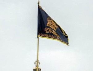 İran’da Nasrallah suikastının ardından göndere siyah sancak çekildi