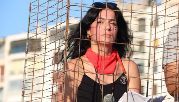 İzmir’de hayvan hakları savunucusu açıklamasını demir kafeste yaptı