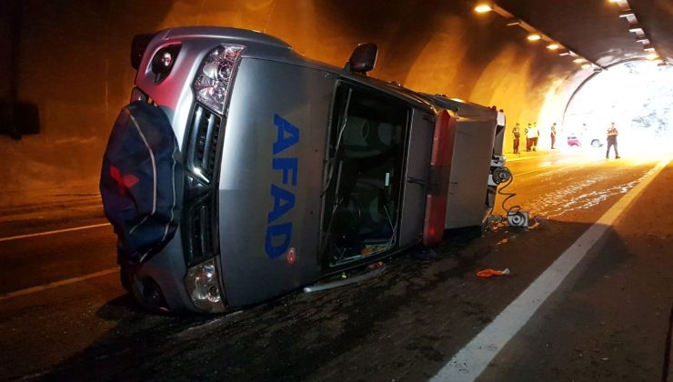 Kaza ihbarına giden AFAD aracı devrildi: Yaralılar var