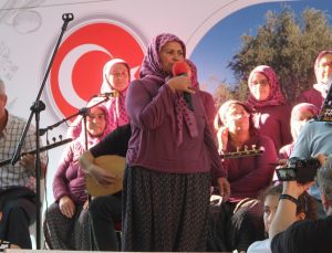 Mersin’in Şalvarlı Kadınlar Korosu adeta sahnede esti
