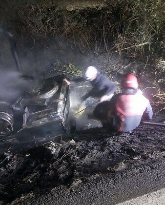 Otomobil alev topuna döndü, 2 kişi son anda kurtarıldı