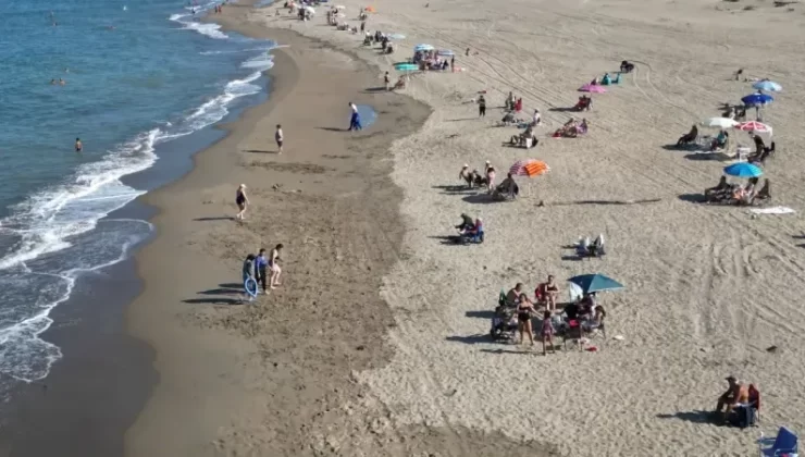 Sıcak havayı sahilde değerlendirdiler