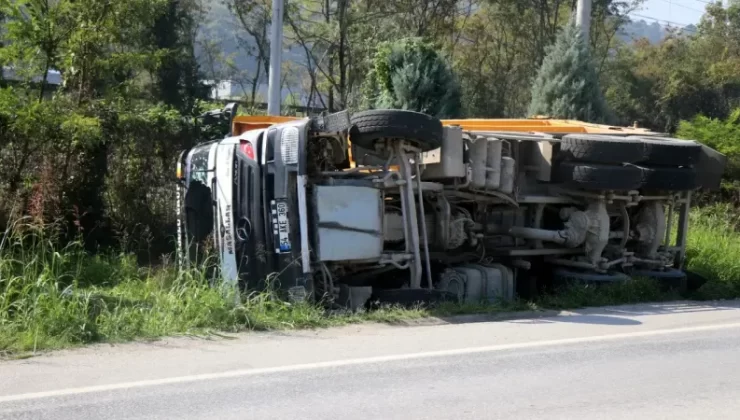 Toprak yüklü kamyon devrildi!