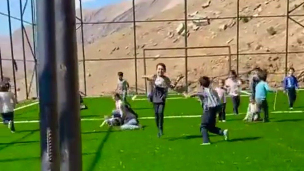 Van’da çocuklar yeni halı sahayı kirletmemek için ayakkabılarını çıkardı