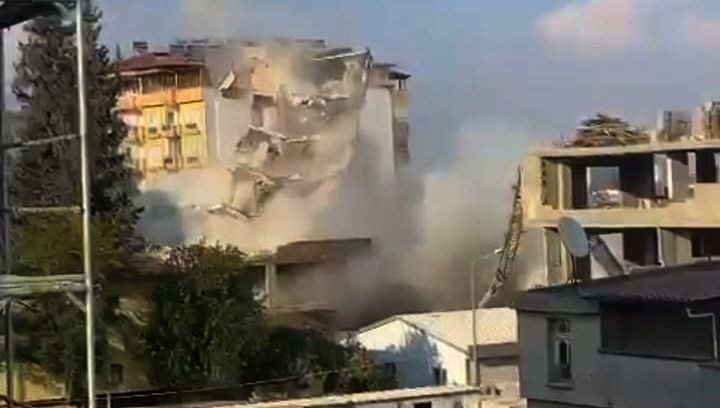 6 katlı bina yıkım sırasında çöktü