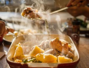 ABD’li profesör uyardı: Yemekleri böyle ısıtmak her lokmasını zehre dönüştürüyor