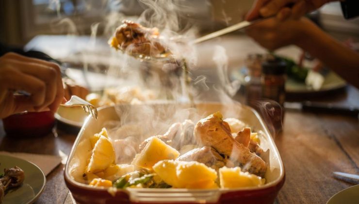 ABD’li profesör uyardı: Yemekleri böyle ısıtmak her lokmasını zehre dönüştürüyor