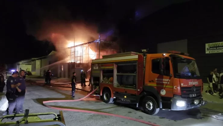 Adana’da Mobilya İmalathanesinde Yangın