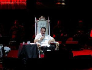 Adanada’ki konserinde İbrahim Tatlıses duygu dolu anlar yaşadı