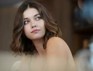 Afra Saraçoğlu’nun ‘hayatımın elbisesi’ notuyla paylaştığı kombin eleştirilerin hedefi oldu