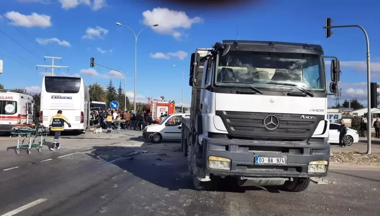 Afyonkarahisar’da Feci Kaza: 1 Ölü, 19 Yaralı