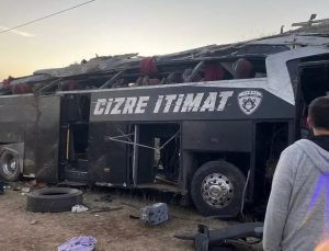 Afyonkarahisar’da korkutan kaza: Otobüs devrildi, 21 kişi yaralandı