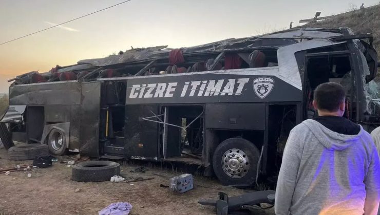 Afyonkarahisar’da korkutan kaza: Otobüs devrildi, 21 kişi yaralandı