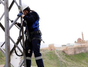 Ağrı’da mühendis Aslı, metrelerce yükseklikte arızaları gideriyor