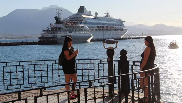Alanya’ya İki Kruvaziyerle 1132 Turist Geldi